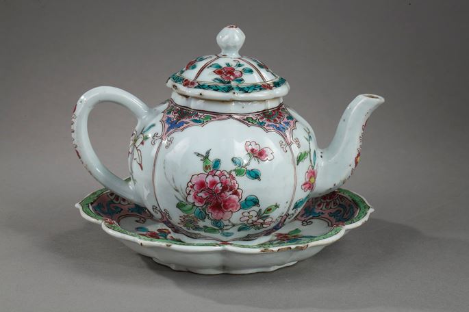 Teapot and pattipan porcelain Famille rose decorated with flowers | MasterArt